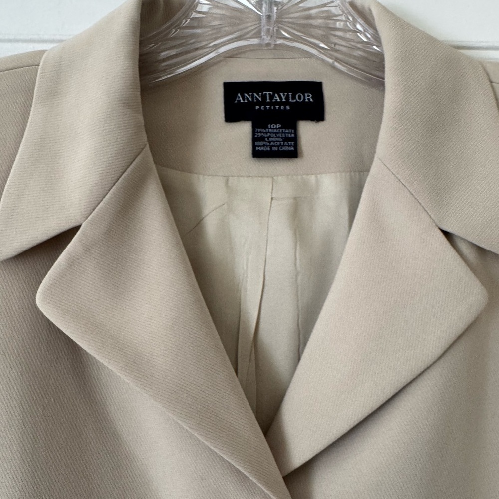 50% Off🍁Ann Taylor Classic Beige Blazer - Picture 3 of 8